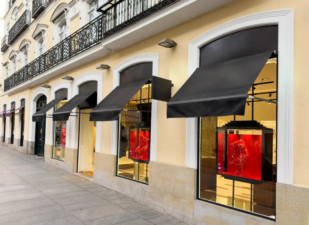 Façade vitrine de magasin en aluminium sur mesure à Anse